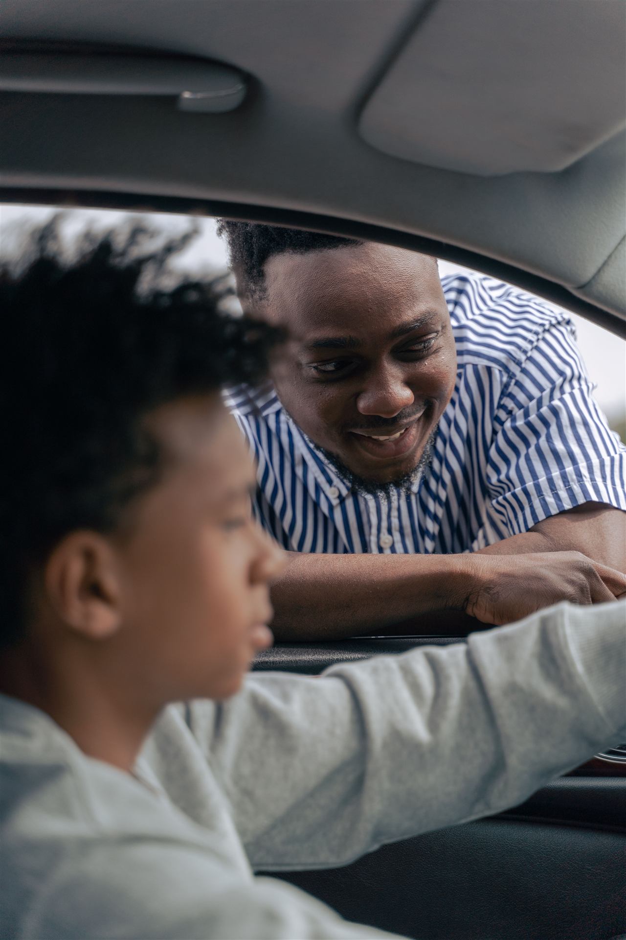 Família feliz dentro do carro