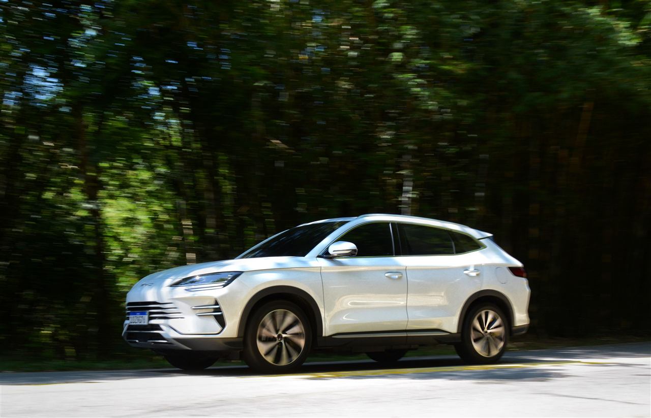 SUV branco em movimento