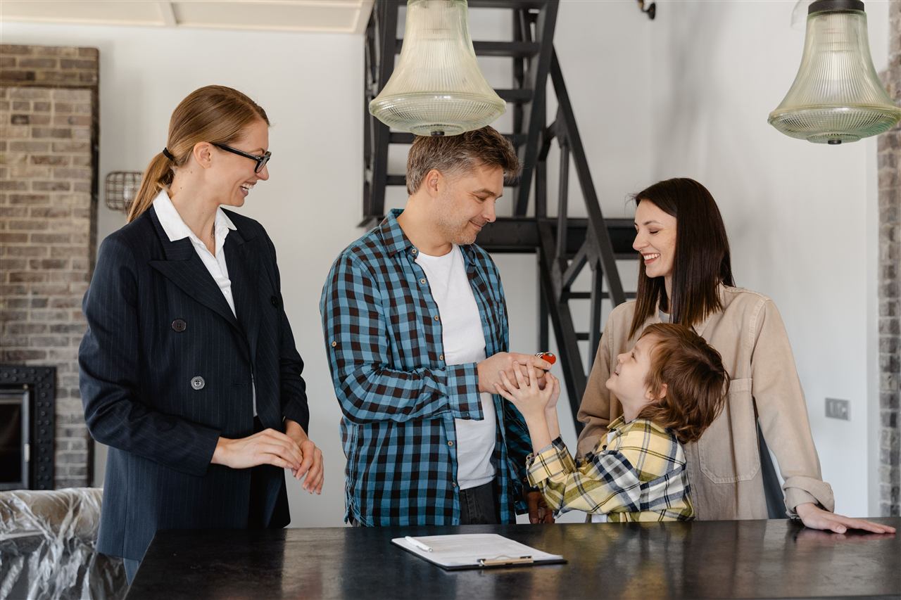 Consultora apresentando contrato a uma família