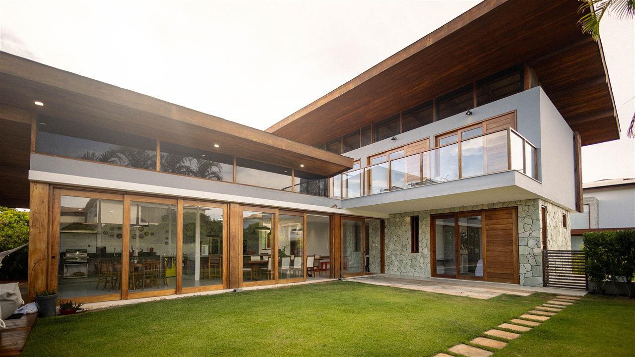 Casa moderna com fachada de madeira e vidro